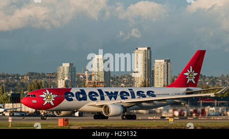 Edelweiss Air Airbus A330 wide-body jetliner HB-IQI prêt au décollage de l'Aéroport International de Vancouver, Canada Banque D'Images