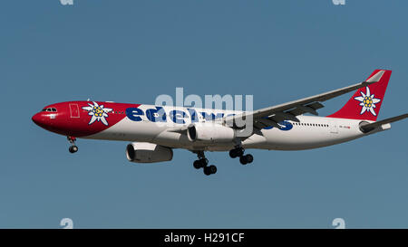 Edelweiss Air Airbus A330 wide-body jetliner HB-JHQ approche finale pour l'atterrissage à l'Aéroport International de Vancouver, Canada Banque D'Images