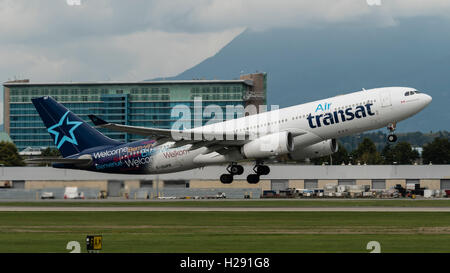 Air Transat Airbus A330-200 C-GUFR jetliner décolle à l'Aéroport International de Vancouver, Canada Banque D'Images