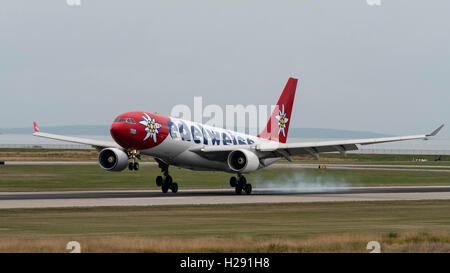 Edelweiss Air Airbus A330 wide-body jetliner HB-IQI atterrissage à l'Aéroport International de Vancouver, Canada Banque D'Images