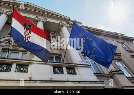 Les drapeaux de la Croatie et de l'Union européenne sur le palais du parlement croate à Zagreb Banque D'Images