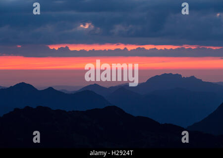 Le lever du soleil, Heimgarten, Italia, Benediktenwand, vue depuis le chalet, Weilheimer Montagnes Ester Banque D'Images