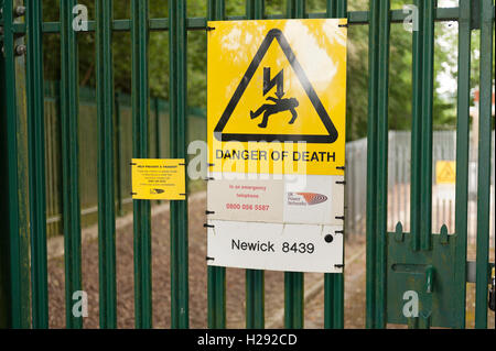 Métal métallique solide clôture mur public maintien hors de la sous-station d'alimentation électrique 33000 volts danger de mort Banque D'Images