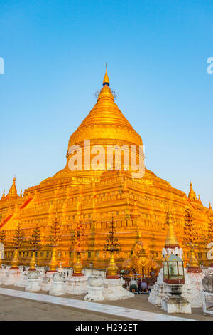 La Pagode Shwezigon, stupa doré, Nyaung U, Région de Mandalay, Bagan, Myanmar Banque D'Images