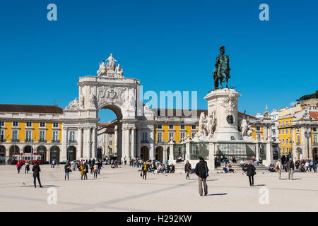 Arco da Vitoria, statue équestre du roi Joseph I à Praça do Comércio, Lisbonne, Portugal Banque D'Images