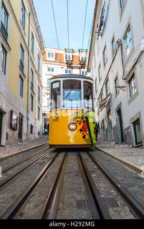 Ascensor da Bica, Bica funiculaire, Calçada da Bica Pequena, Lisbonne, Portugal Banque D'Images