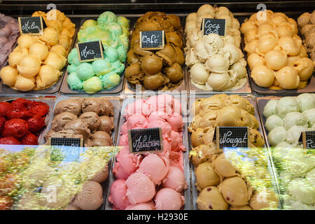 Plusieurs saveurs de crème glacée à la vente à Salavas, Ardèche, France Banque D'Images