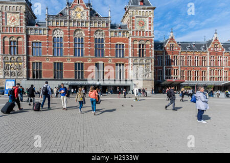 Les gens qui marchent autour de la Gare Centrale d'Amsterdam à Amsterdam Pays-Bas Banque D'Images
