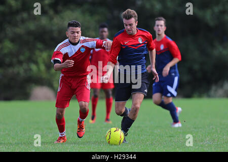 London United Sports (rouge/blanc) vs Shakespeare, Hackney & Leyton dimanche Football ligue à Hackney Marshes le 25 septembre 2016 Banque D'Images