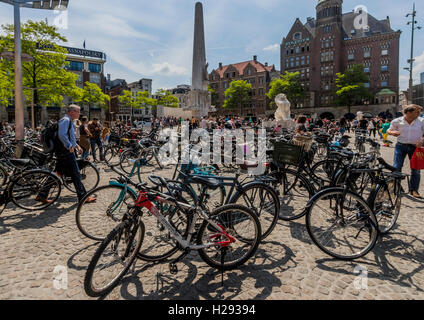 Parqué dans des cycles de la Place du Dam Amsterdam Pays-Bas Banque D'Images