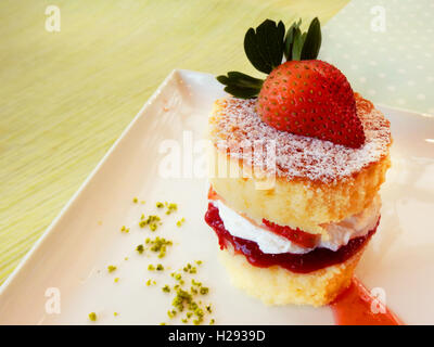 Gâteau aux fraises fraîches sur une plaque Banque D'Images
