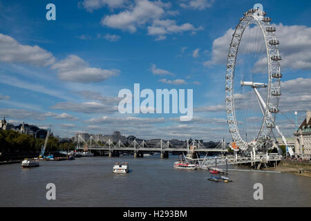 Le London Eye ou Millenium Wheel sur la rive sud de la Tamise à Londres Angleterre Royaume-uni vue de la rivière. Banque D'Images