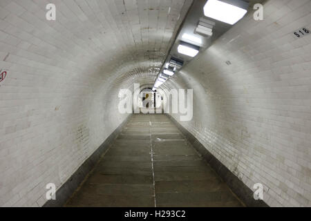 Le pied de Greenwich traverse le Tunnel sous la Tamise, reliant Greenwich dans le sud avec l'Isle of Dogs, au nord. Banque D'Images