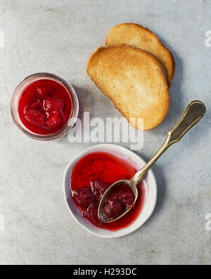 Toasts avec de la confiture de fraise pour le petit déjeuner Banque D'Images