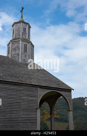 Église en bois historique de Quinchao sur la petite île de Quinchao dans l'archipel de Chiloé au Chili. Banque D'Images