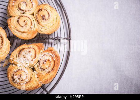 Les rouleaux de cannelle sur le bac de refroidissement, vue d'en haut Banque D'Images