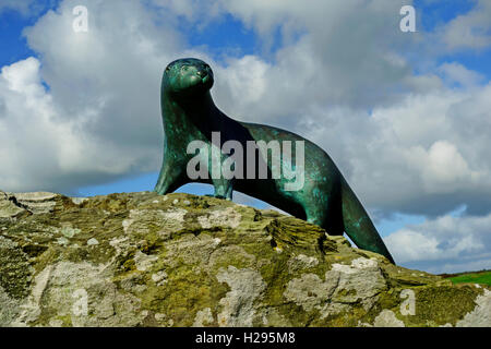 Gavin Maxwell memorial, un bronze otter sur rochers à Monreith à Dumfries and Galloway, au sud-ouest de l'Écosse. Banque D'Images