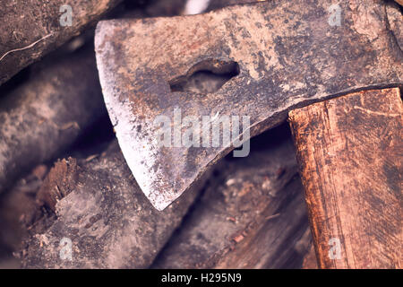 Ax rustique sur pile de bois de chauffage. Copy space Banque D'Images