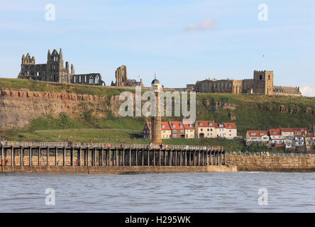 Une vue de l'abbaye de Whitby et St Mary's Church. Whitby a été l'accueil de l'explorateur le capitaine James Cook et l'auteur Bram Stoker. Banque D'Images