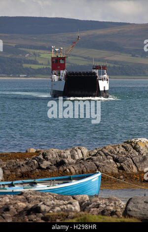 Île de Gigha, en Écosse. Vue pittoresque du CalMac ferry MV Loch Ranza arrivant à Ardminish, jetée sur l'île de Gigha. Banque D'Images