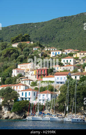 Maisons colorées colline surplombant le port de Kioni Île Ithaka Îles Ioniennes Grèce Banque D'Images