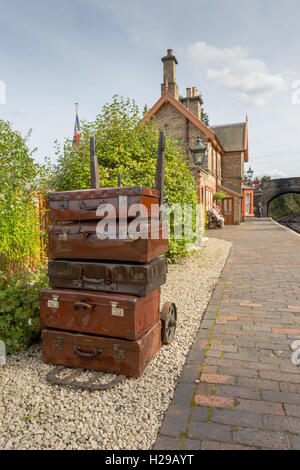 Le vieux cuir valises sur la plate-forme d'un chemin de fer à vapeur du patrimoine (Severn Valley Railway) Arley, Worcestershire UK Banque D'Images