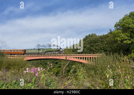 The Flying Scotsman locomotive à vapeur traversant le pont Victoria, Arley, Worcs, sur la Severn Valley Railway, UK Banque D'Images