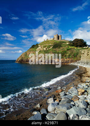 Voir à partir de la jetée du château de Criccieth & pointe : construit c1230 par Llywelyn le Grand, ajouté à la dernière, Llywelyn par Édouard I & II. Banque D'Images