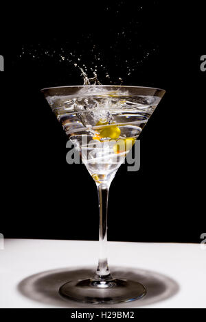 Deux olives dans un verre à martini Banque D'Images