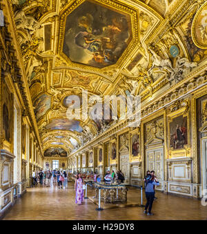 L'intérieur du Louvre. La Galerie d'Apollon (Apollo Gallery), conçu en 1661 par Louis Le Vau et Charles Le Brun de glorifier le roi Louis XIV, Musée du Louvre, Paris, France Banque D'Images