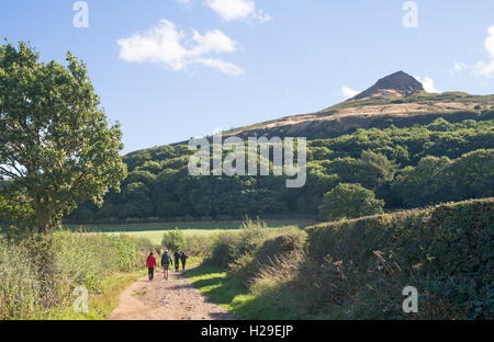 Les marcheurs approcher Roseberry Topping, North Yorkshire, England, UK Banque D'Images