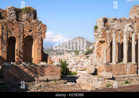 Montagnes derrière l'ancien théâtre grec de Taormina, Sicile, Italie, Europe Banque D'Images