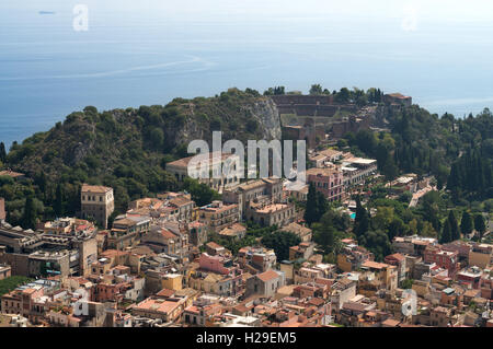 Au-dessus de Taormine avec la ville et l'amphithéâtre gréco-romaine, la Sicile , Italie, Europe Banque D'Images