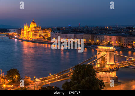 Budapest, Hongrie : le Pont des chaînes Széchenyi, Bâtiment du Parlement hongrois Banque D'Images