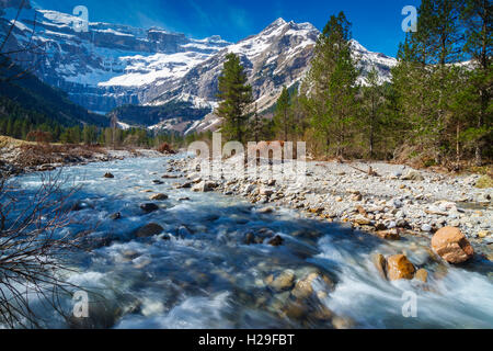 Montagnes couvertes de neige et la rivière. Banque D'Images