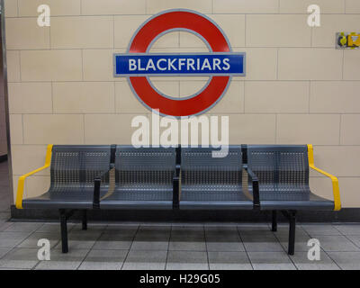 Londres, Angleterre, Royaume-Uni. London Underground sign, Station Blackfriars Banque D'Images