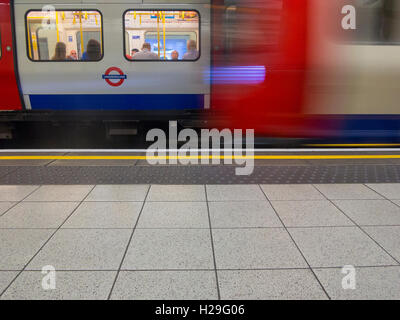 L'approche d'un train de tube à Londres Banque D'Images