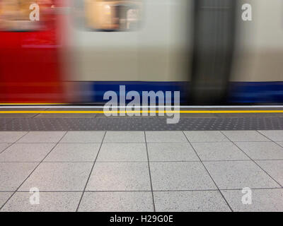 L'approche d'un train de tube à Londres Banque D'Images