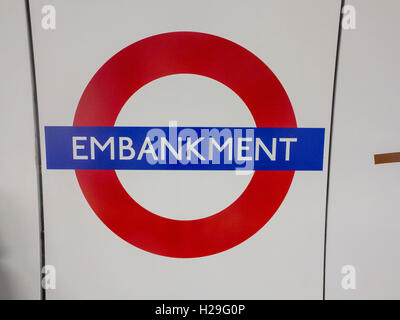 Londres, Angleterre, Royaume-Uni. London Underground sign, remblai Gare Banque D'Images