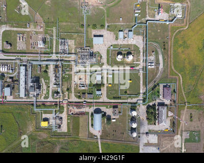 Le système de séparation, vue du dessus. Aerophotographing de séparation et de déshydratation de la station d'huile et de gaz. L'équipement pour la preparat Banque D'Images