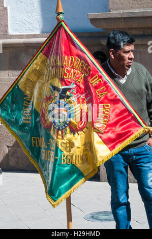 L'Union presse porte-drapeau lors d'une réunion à la Plaza 25 de Mayo, Sucre, Bolivie Banque D'Images