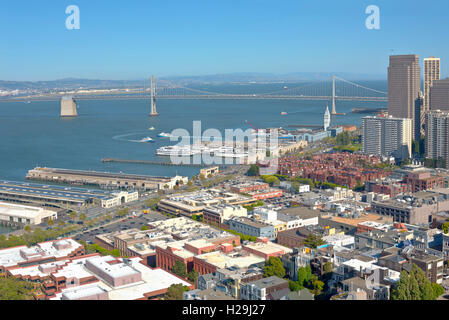 San Francisco Californie Embarcadero blvd. piers et le Bay Bridge. Banque D'Images