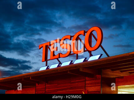 Tesco signe en nuit. Banque D'Images