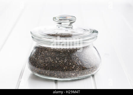 Chia graines dans un bocal en verre. Superfood sain. Banque D'Images