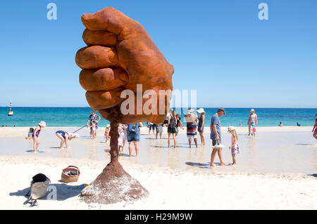 Cottesloe,WA,12,2016 Australia-March:foule à Cottesloe Beach de sculpture à sculptures de la mer à Cottesloe, ouest de l'Australie. Banque D'Images