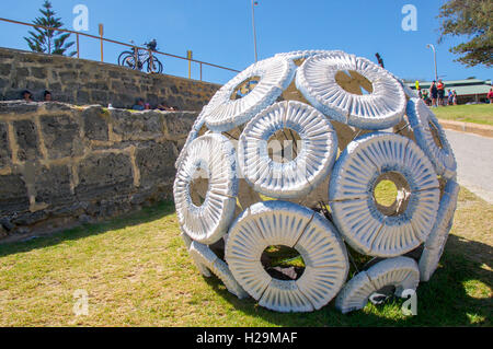 Cottesloe,WA,12,2016 Australia-March:sculpture sphérique blanc à des sculptures de la mer à Cottesloe Beach à Cottesloe, ouest de l'Australie. Banque D'Images