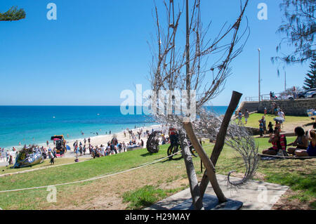 Cottesloe,WA,12,2016 Australia-March:Cottesloe Beach avec la sculpture au cours de sculptures de la mer et de la foule Cottesloe,l'ouest de l'Australie. Banque D'Images