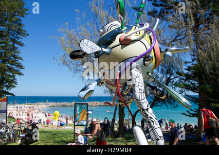 Cottesloe,WA,12,2016 Australia-March:sculpture sculptures colorées au bord de la mer à Cottesloe Beach avec les foules à Cottesloe, Australie occidentale Banque D'Images