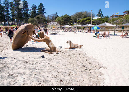 Cottesloe,WA,12,2016 Australia-March:grande sculpture avec les foules à des sculptures de la mer à Cottesloe Beach à Cottesloe, ouest de l'Australie. Banque D'Images