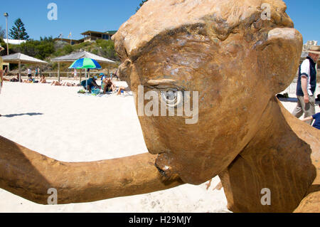 Cottesloe,WA,12,2016 Australia-March:Stone représentation humaine au sculptures de la mer sur la plage de Cottesloe, ouest de l'Australie. Banque D'Images